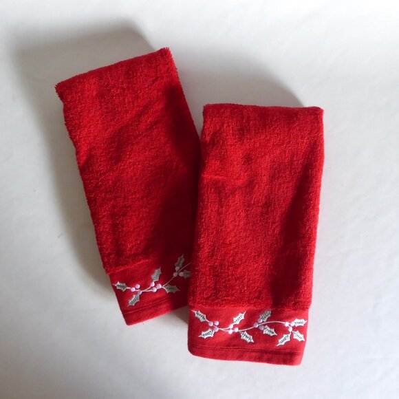 CHARMONT HOLLY BERRY EMBROIDERED HOLIDAY CHRISTMAS RED HAND TOWEL SET (NEW) - Picture 1 of 9